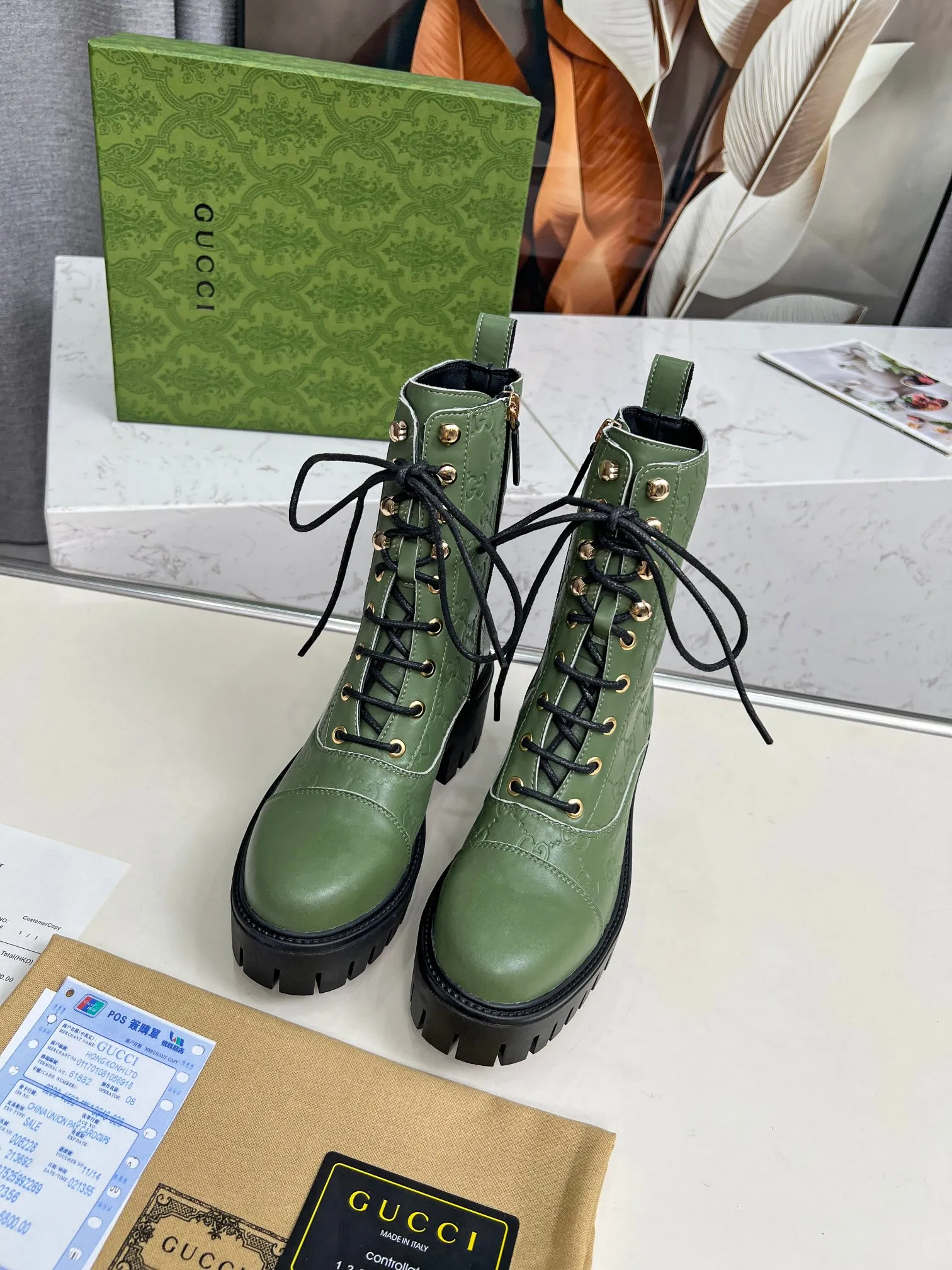 👟👟Ex-factory price 600👟👟 2025Gucci Gucci lace-up ankle boots. These lace-up ankle boots are made of Peugeot GG lace-up ankle boots. These lace-up ankle boots are carefully made of iconic GG cow leather, highlighting the brand's timeless and elegant aesthetic style. Featuring a bold silhouette, these ankle boots feature a rubber lug sole that provides secure support while giving the entire silhouette a modern, sophisticated feel. Lining: cowhide Heel height: 6 cm Size: 35-42#
